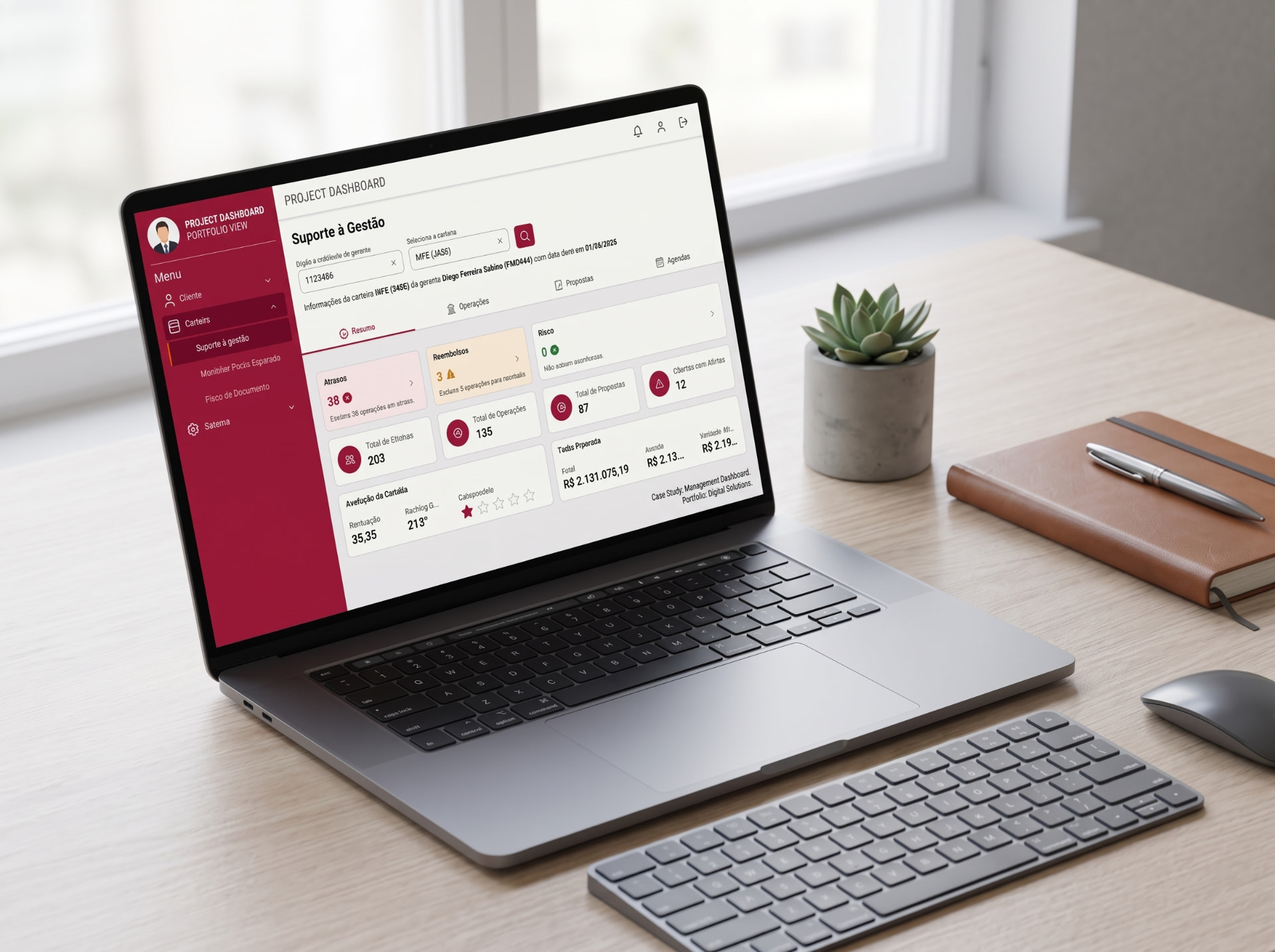 Notebook exibindo o painel do Sistema de Apoio Gerencial